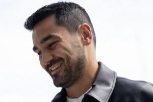 结束假期返回曼城，京多安社媒：回到办公室🙏🏻