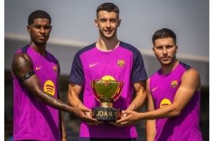 巴萨晒拉什福德、加西亚、巴德吉手捧甘伯杯照片：准备好主场首秀
