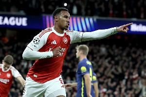 后防基石!泰晤士:加布里埃尔对阿森纳攻防很重要,他在场丢球少